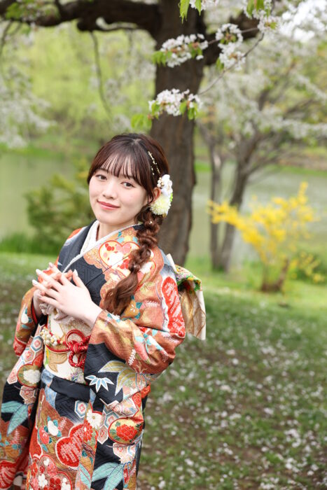 202620272028年度成人式振袖ふりそで前撮り後撮り桜春ロケーション撮影フォトスタジオ札幌髪型ヘアスタイル前から見ても可愛いかわいい白古典ショートボブミディアムロングツインタイトアレンジサイド編みおろしシニヨンハーフアップおだんごカチモリ金箔パールリボントーク帽花飾りカチューシャ
