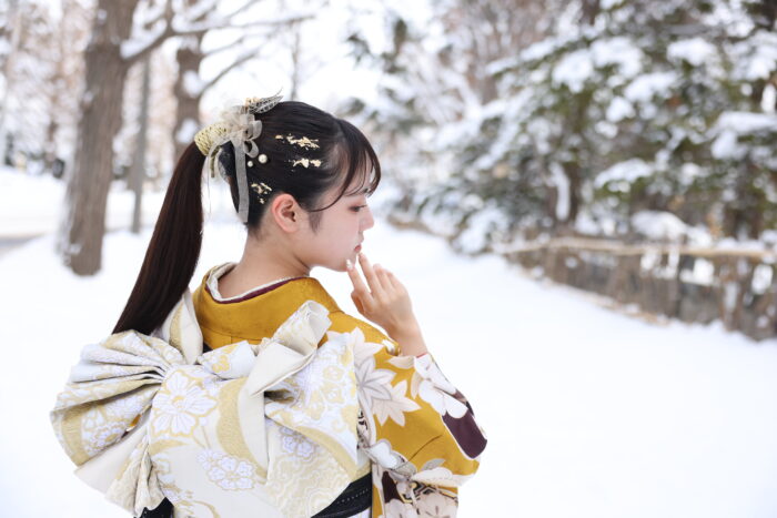 202620272028年度成人式振袖ふりそで前撮り後撮り冬雪景色ロケーション撮影フォトスタジオ札幌髪型ヘアスタイル前から見ても可愛いかわいい白古典ショートボブミディアムロングツインタイトアレンジ編みおろしシニヨンおだんごカチモリポニーテール金箔パールリボントーク帽花飾り水引きモダンシンプルからし