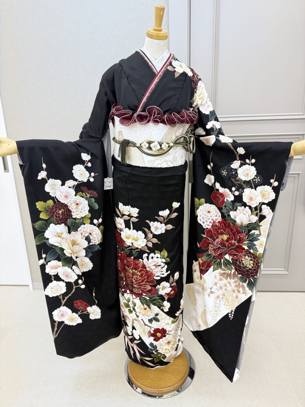 黒いモダン柄振袖のコーディネート全身画像