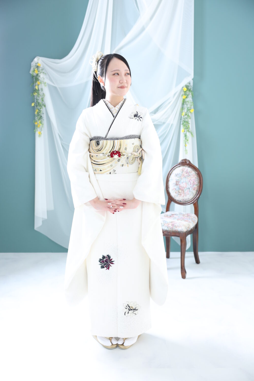 27年成人、白いシンプルな振袖を着たお嬢様の前撮り写真