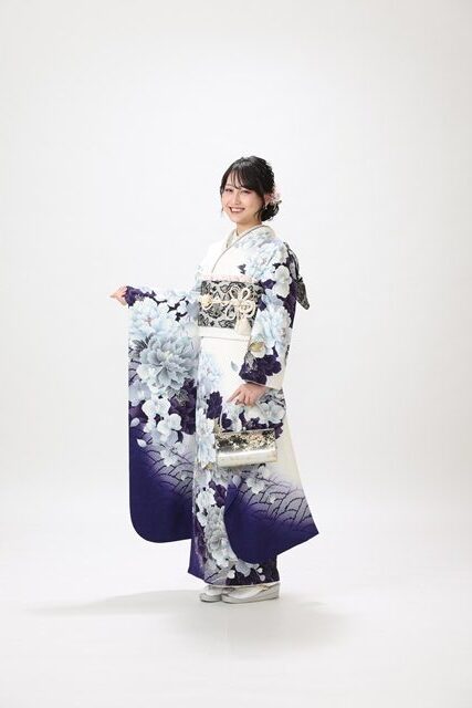 大人の透明感♡白紫×シルバーコーデ

こちらは白から紫へのグラデーションが美しい振袖。