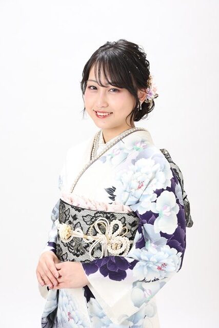大人の透明感♡白紫×シルバーコーデ

こちらは白から紫へのグラデーションが美しい振袖。