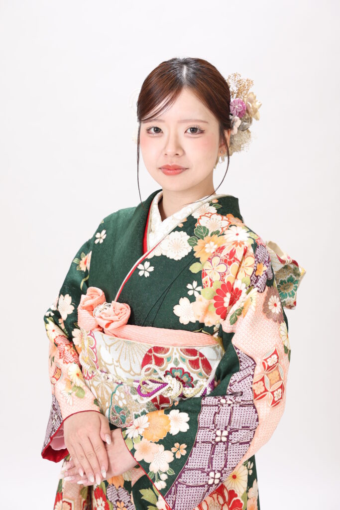上品さと可愛らしさを両立♡緑×ピンクゴールドコーデ

近年人気が高まっている緑振袖。