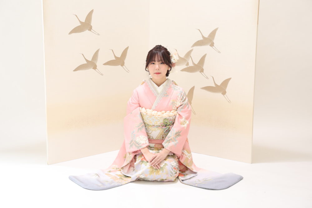 ピンク色のママ振りを着た女の子