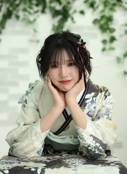 この画像は花いち都屋帯広店で、モデル撮影をした方の画像です。