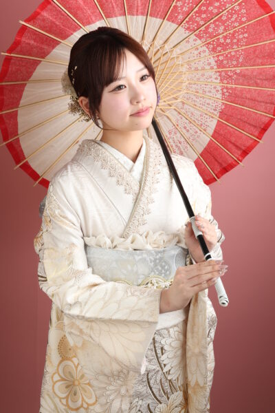 前撮り写真で傘をさしている少女