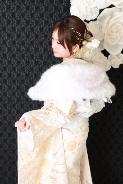 ショールをつけた少女
