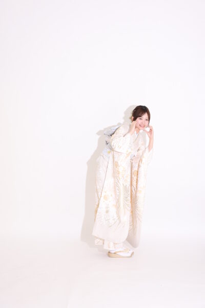 前撮り撮影でポーズを決めている少女