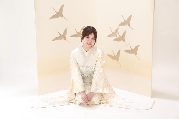 前撮り撮影で正座をしている少女