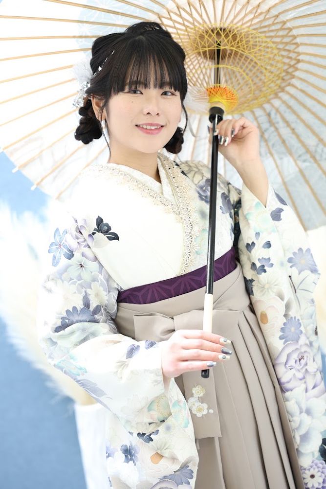 成人式前撮り 和傘を持つ袴姿の女性