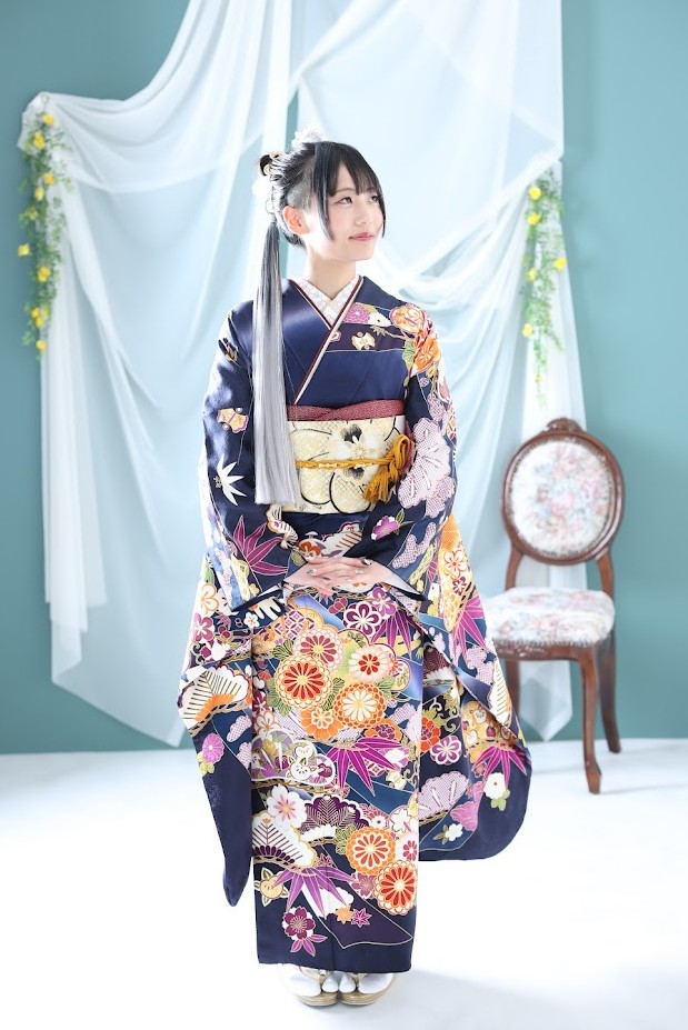 成人式前撮り 紺地の振袖を着た女性の全身画像