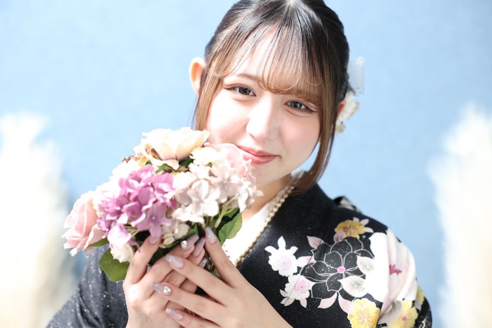 成人式前撮り ブーケをもつ黒地の振袖を着た女性