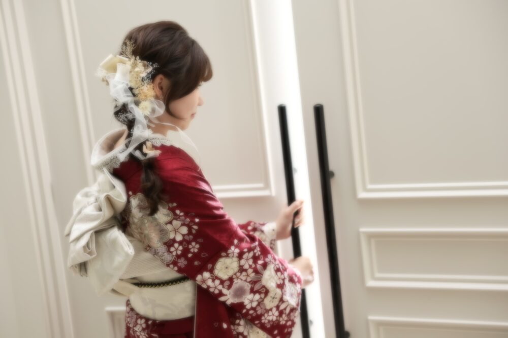 白いクラシカルな扉で帯結びと髪飾りを見せる振袖前撮り写真