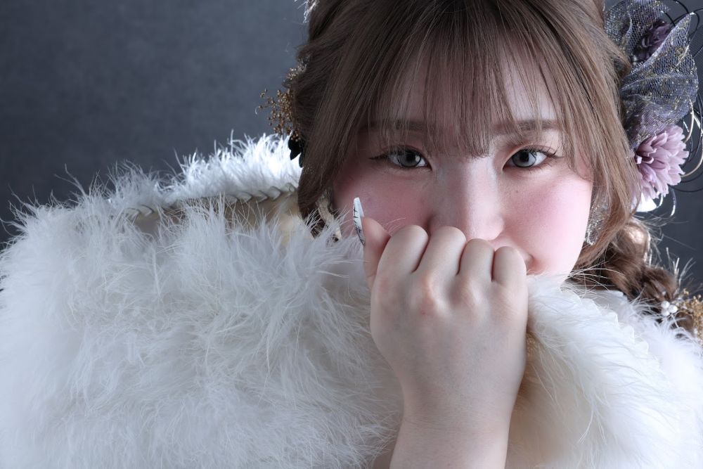 成人式前撮り撮影 ショールで口元を隠す振袖姿の女性