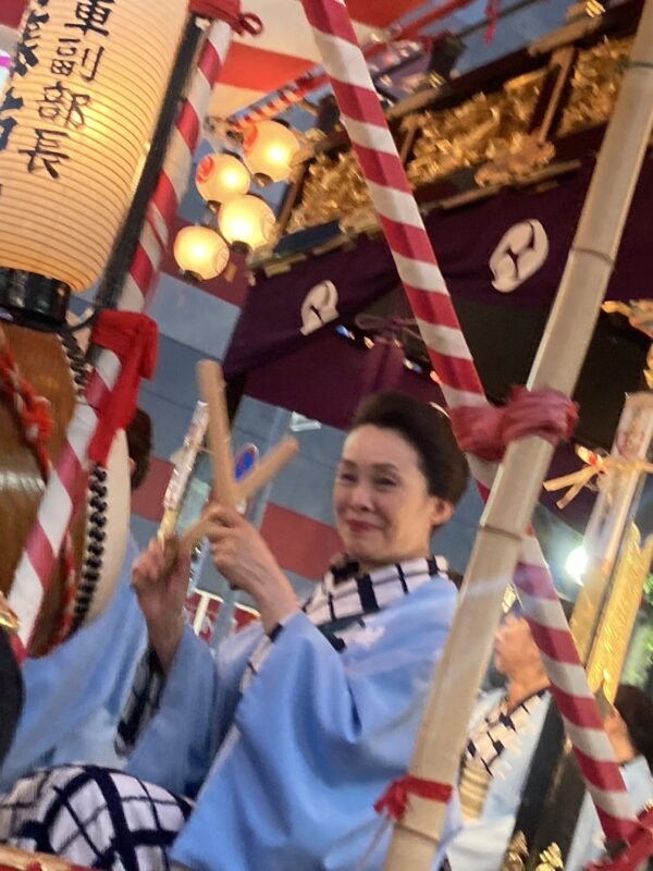 太鼓をたたく女性