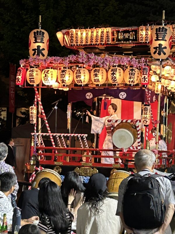 夏祭りで踊る女性