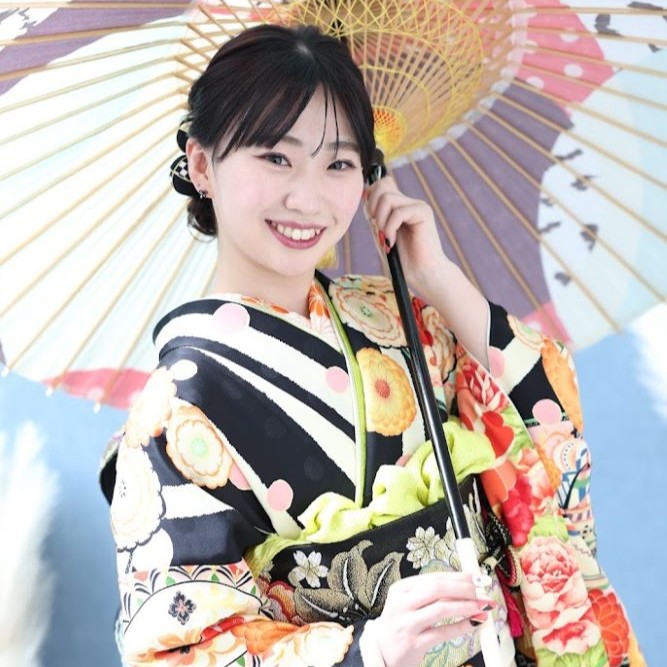 成人式前撮り撮影 和傘をもつ振袖を着た女性