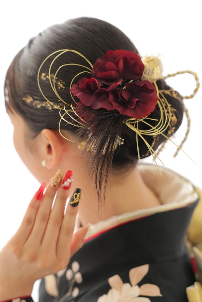 成人式前撮り撮影 黒地の振袖を着た女性の後ろ姿 ヘアセットとネイルのアップ画像