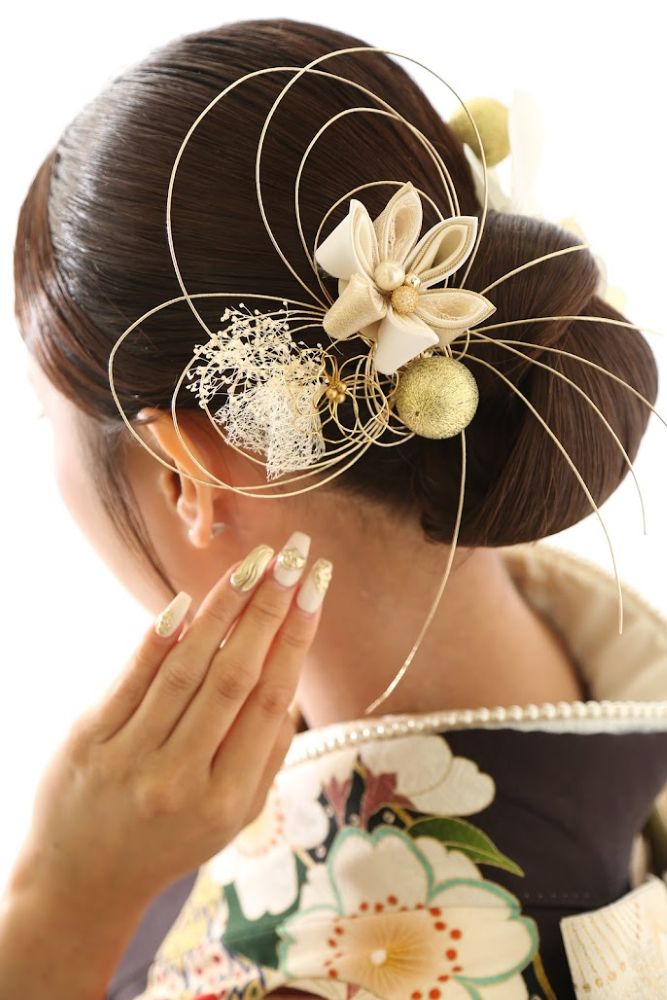 成人式前撮り撮影 茶色の振袖を着た女性の後ろ姿 ヘアセットとネイルのアップ画像