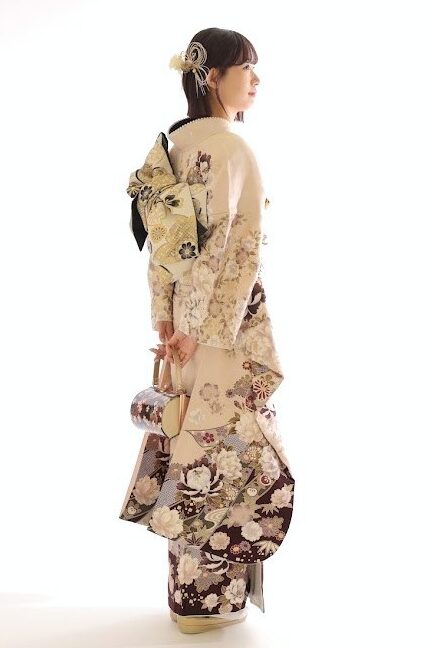 成人式前撮り撮影 ベージュの振袖を着た女性の後ろ姿