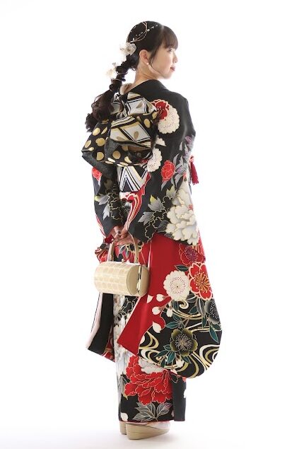成人式前撮り撮影 黒地の振袖を着た女性の後ろ姿