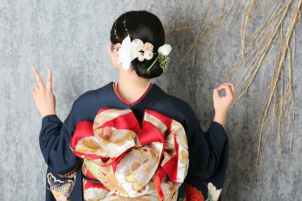 紺の振袖にタイトなシニヨンスタイル