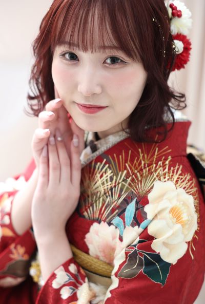 赤の振袖に合う華やかなピンクメイク