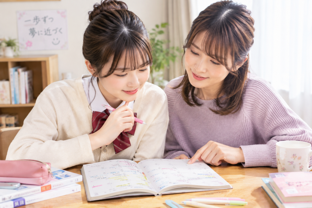 受験を控え、計画を練る親子