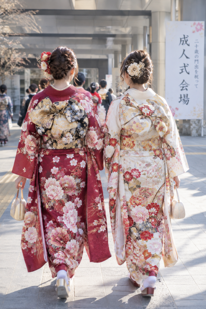 赤い振袖と白の振袖を着用した女の子の後ろ姿