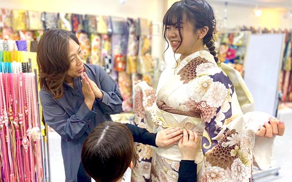 18歳の女の子が振袖を試着している様子