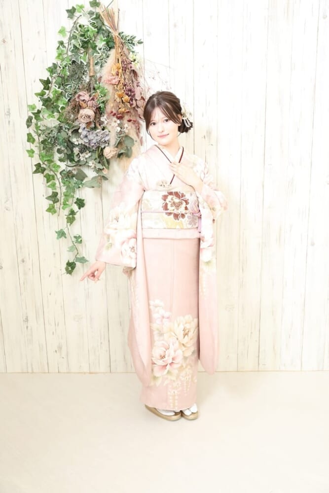 くすみピンクの振袖を着用した前撮り写真