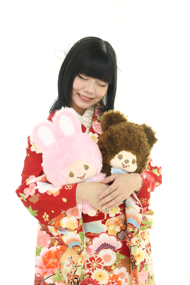 赤い振袖を着た女の子がぬいぐるみをもって前撮り撮影